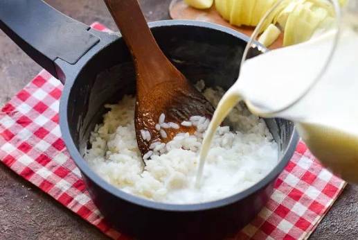 Рисовая каша с яблоками на молоке