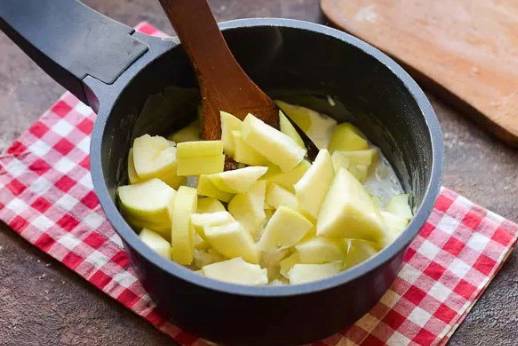 Рисовая каша с яблоками на молоке