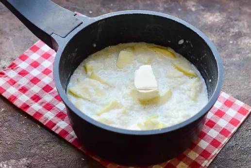 Рисовая каша с яблоками на молоке