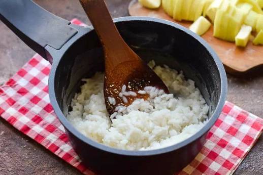 Рисовая каша с яблоками на молоке