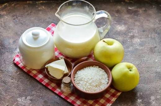 Рисовая каша с яблоками на молоке