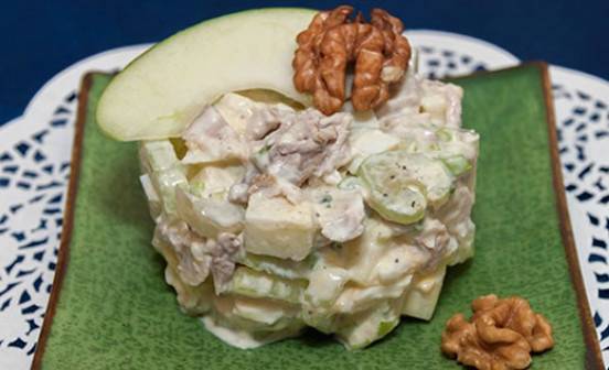 Салат «Вальдорф» с курицей и сельдереем и яблоком