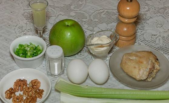 Салат «Вальдорф» с курицей и сельдереем и яблоком