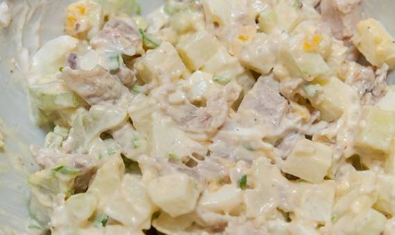 Салат «Вальдорф» с курицей и сельдереем и яблоком