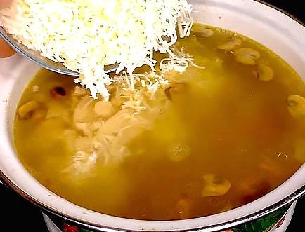 Суп с курицей, шампиньонами, картофелем и плавленым сыром