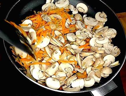 Суп с курицей, шампиньонами, картофелем и плавленым сыром