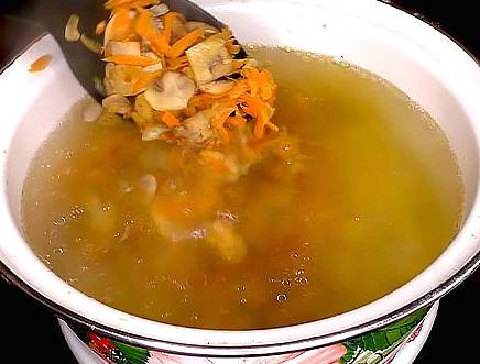 Суп с курицей, шампиньонами, картофелем и плавленым сыром