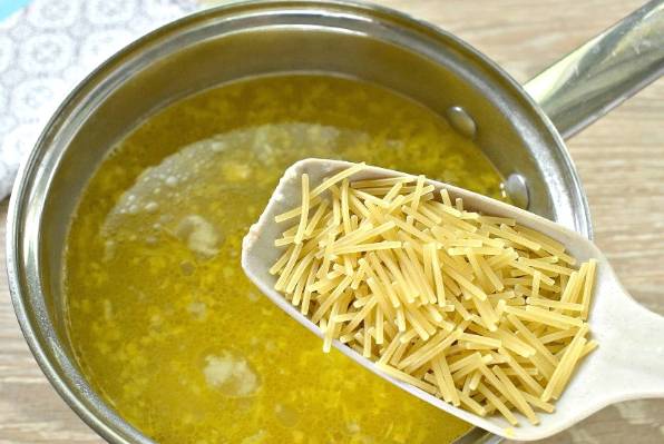 Суп с тушенкой, картошкой и вермишелью