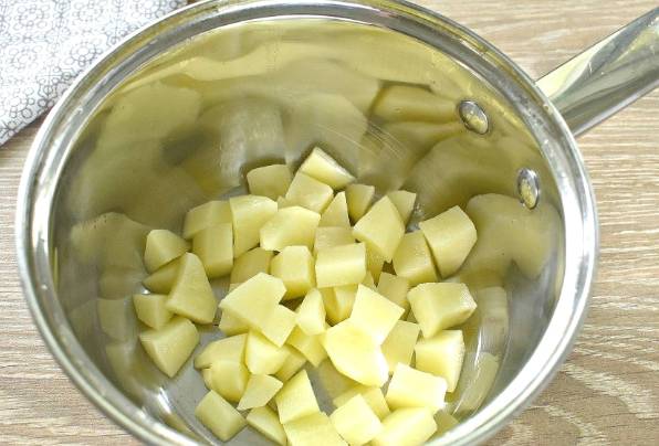Суп с тушенкой, картошкой и вермишелью