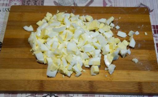 Салат из кильки в томатном соусе с яйцом