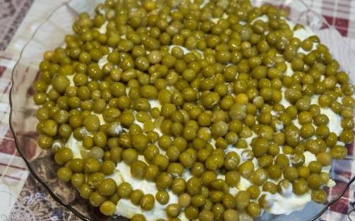Салат из кильки в томатном соусе с яйцом