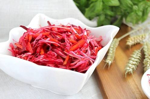 Салат из капусты со свеклой, морковью с уксусом и сахаром