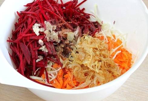 Салат из капусты со свеклой, морковью с уксусом и сахаром