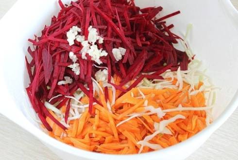 Салат из капусты со свеклой, морковью с уксусом и сахаром