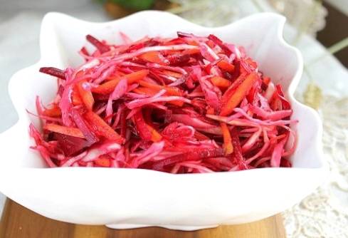 Салат из капусты со свеклой, морковью с уксусом и сахаром