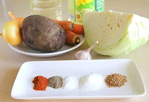 Салат из капусты со свеклой, морковью с уксусом и сахаром