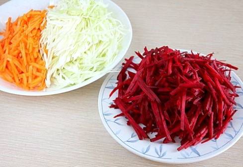 Салат из капусты со свеклой, морковью с уксусом и сахаром