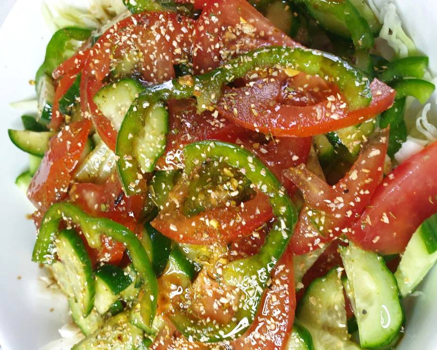 Салат из свежей капусты с огурцом, помидором и болгарским перцем