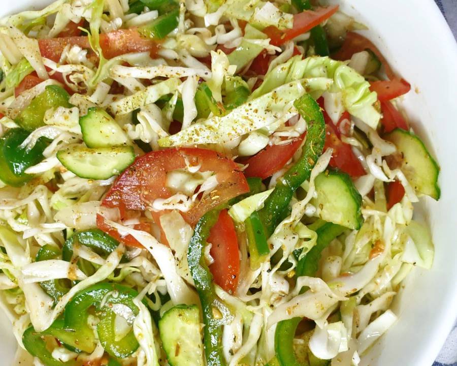 Салат из свежей капусты с огурцом, помидором и болгарским перцем