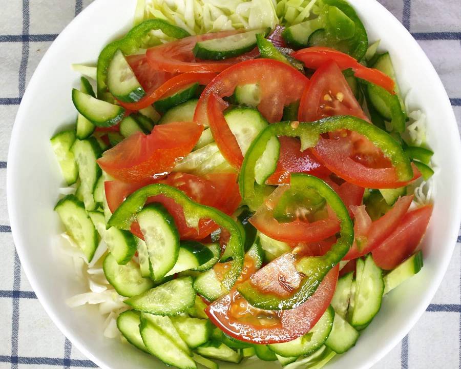 Салат из свежей капусты с огурцом, помидором и болгарским перцем
