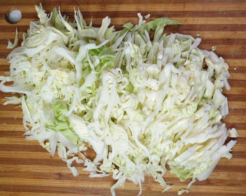 Салат из свежей капусты с огурцом, помидором и болгарским перцем