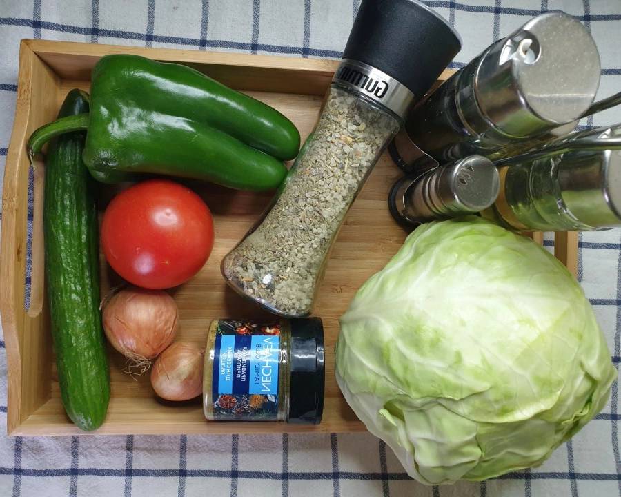 Салат из свежей капусты с огурцом, помидором и болгарским перцем