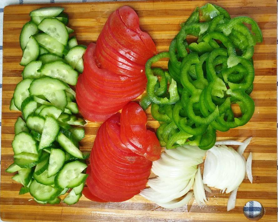 Салат из свежей капусты с огурцом, помидором и болгарским перцем