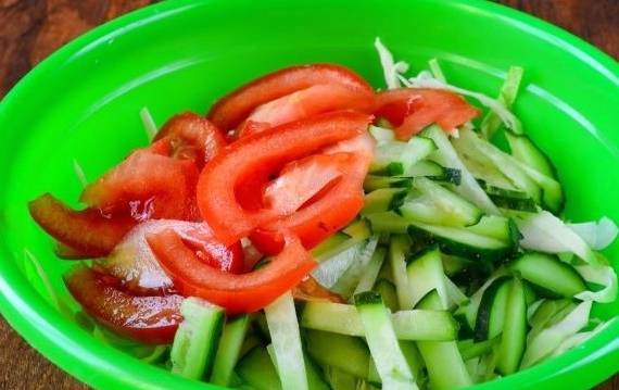 Салат из свежей капусты с огурцом и помидором
