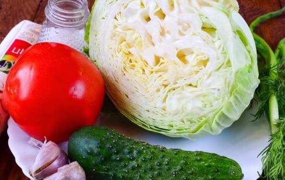 Салат из свежей капусты с огурцом и помидором
