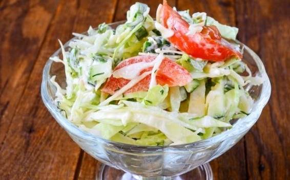 Салат из свежей капусты с огурцом и помидором