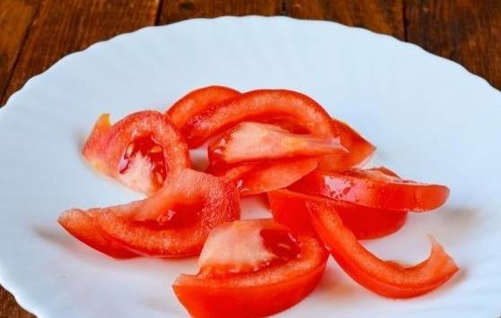 Салат из свежей капусты с огурцом и помидором