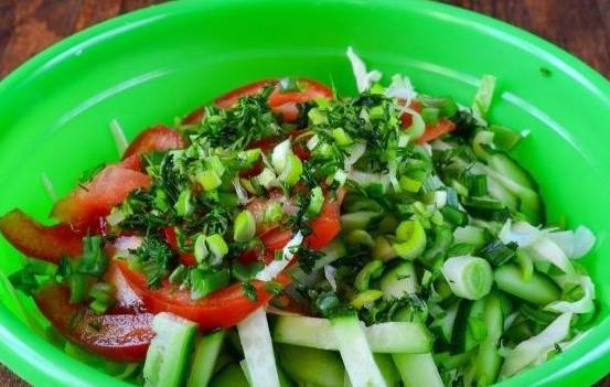 Салат из свежей капусты с огурцом и помидором