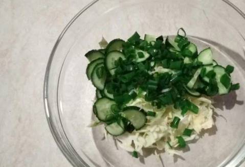 Салат из свежей капусты с огурцом и майонезом