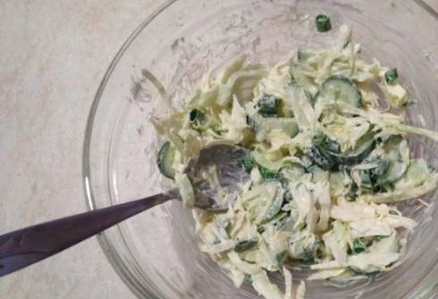 Салат из свежей капусты с огурцом и майонезом