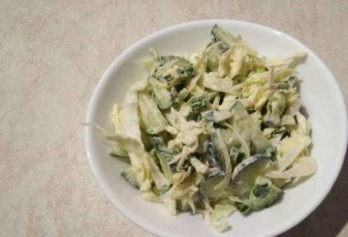 Салат из свежей капусты с огурцом и майонезом