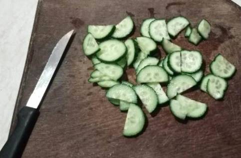 Салат из свежей капусты с огурцом и майонезом