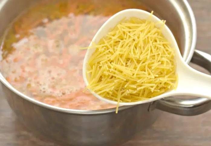 Мясной суп с картофелем и вермишелью