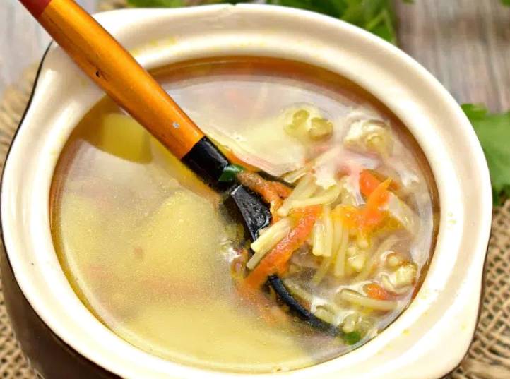 Мясной суп с картофелем и вермишелью