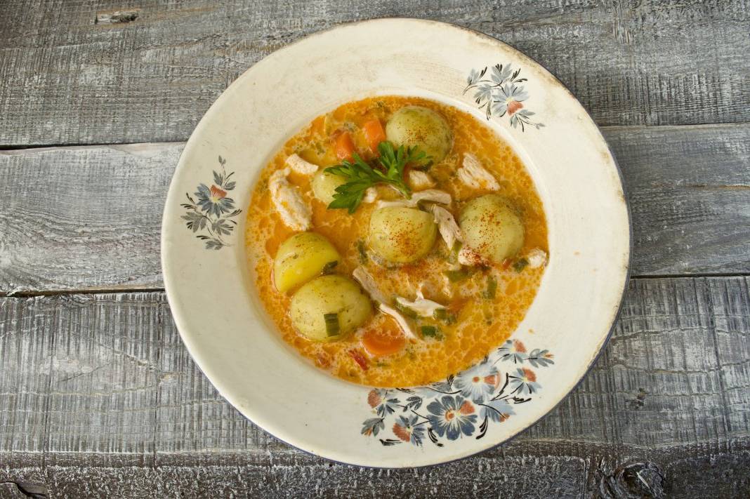 Суп с курицей, помидорами и картошкой