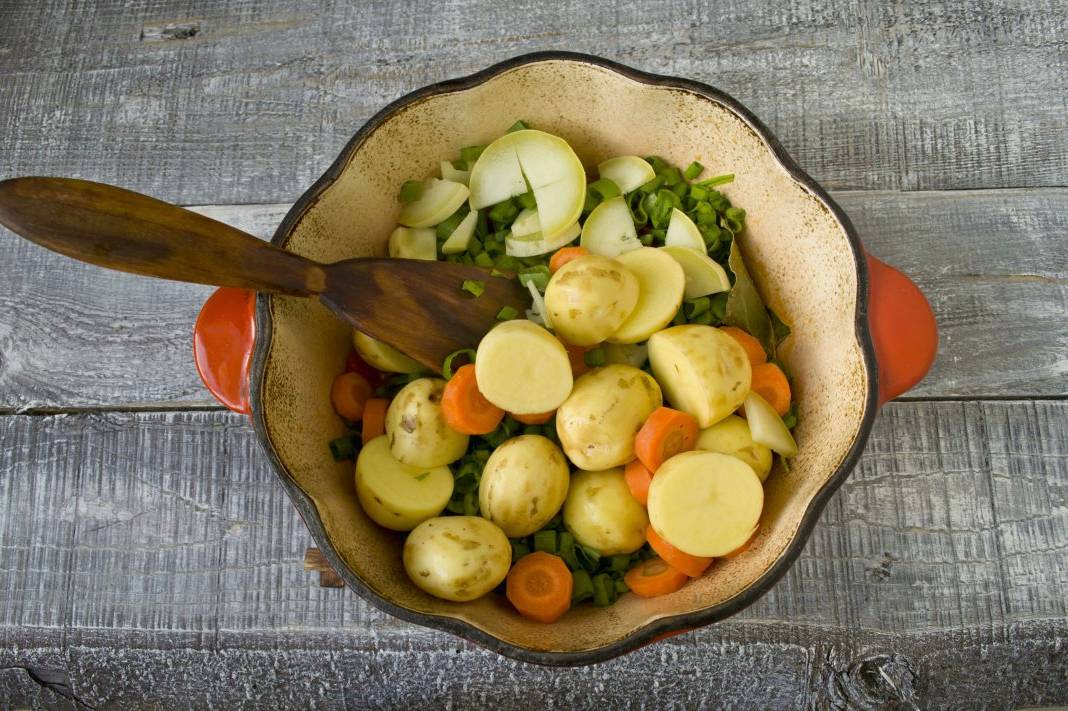 Суп с курицей, помидорами и картошкой