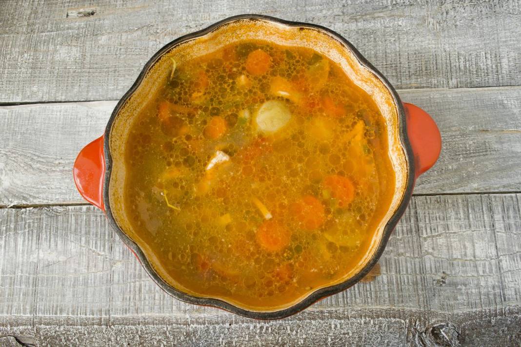 Суп с курицей, помидорами и картошкой