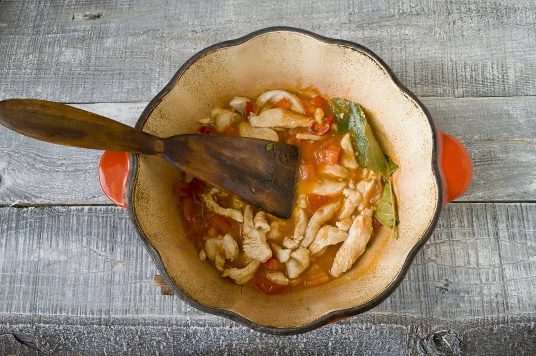 Суп с курицей, помидорами и картошкой