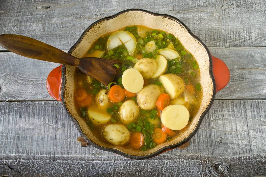 Суп с курицей, помидорами и картошкой