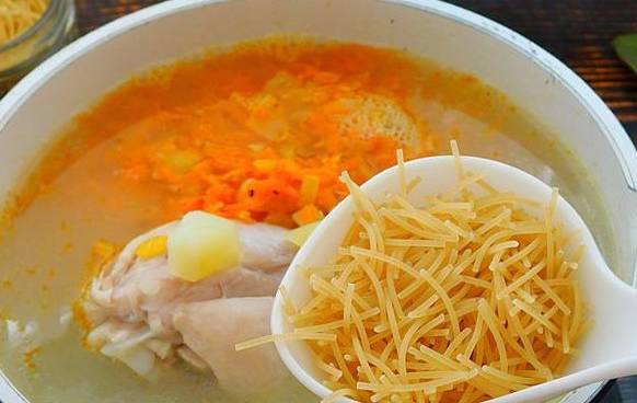 Суп из куриных ножек с картошкой и вермишелью