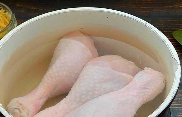 Суп из куриных ножек с картошкой и вермишелью