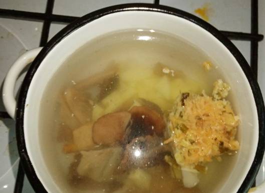 Суп с солеными грибами и картошкой
