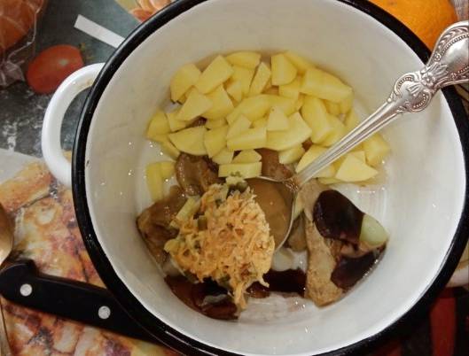 Суп с солеными грибами и картошкой