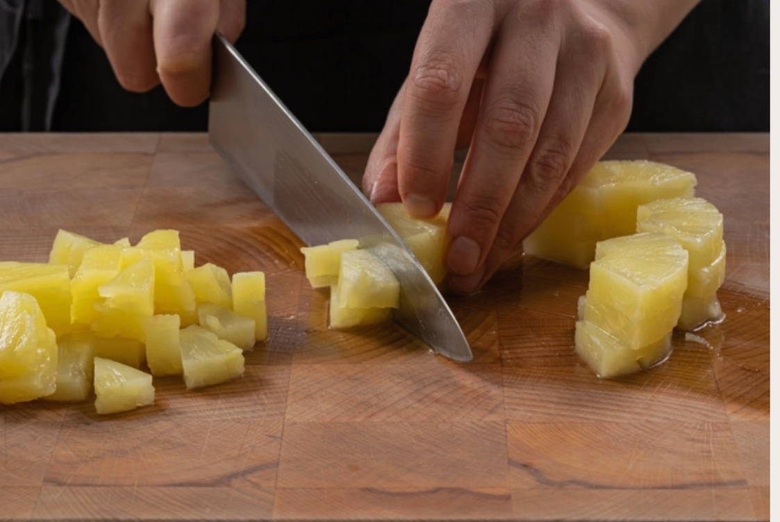 Салат «Белые ночи» с курицей, ананасами и сельдереем