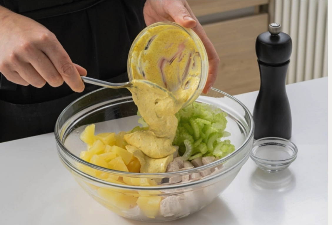 Салат «Белые ночи» с курицей, ананасами и сельдереем