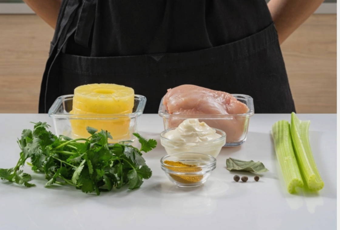 Салат «Белые ночи» с курицей, ананасами и сельдереем
